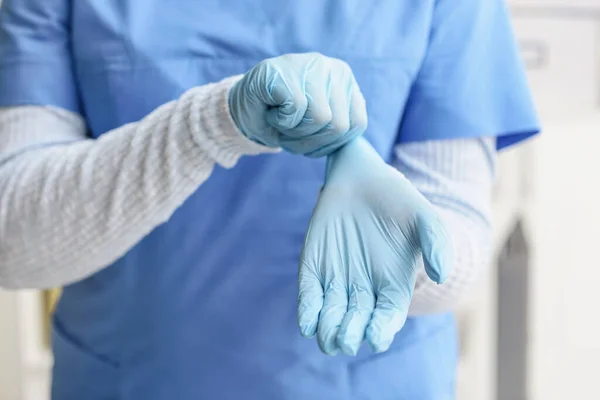 Arzt Zieht Medizinische Handschuhe Klinik — Stockfoto