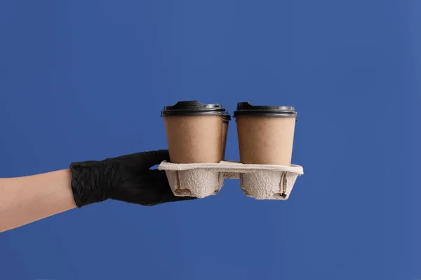 Mão Luva Protetora Com Xícaras Café Fundo Cor — Fotografia de Stock