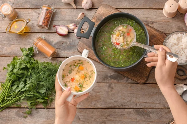 Mujer Vertiendo Sabrosa Sopa Arroz Olla — Foto de Stock