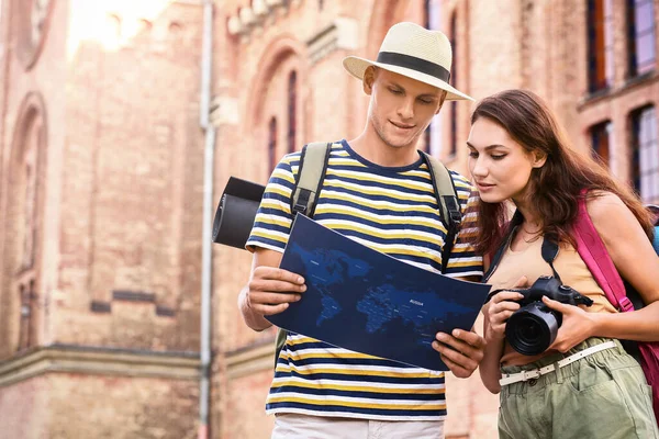 Casal Turistas Com Mapa Rua Cidade — Fotografia de Stock