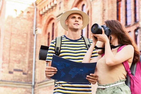 Couple Tourists Map City Street — Stock Photo, Image