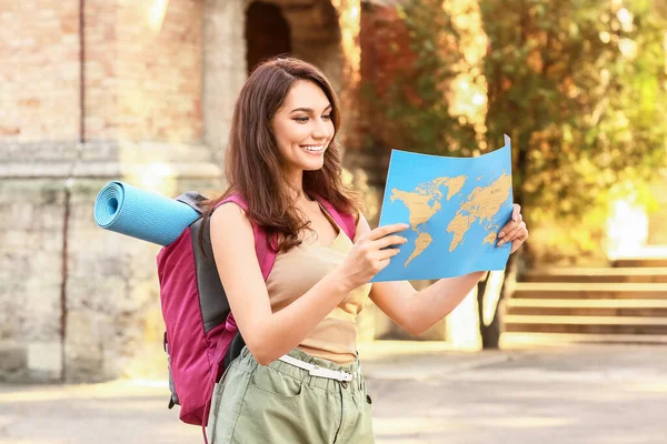 Vrouwelijke Toerist Met Kaart Straat — Stockfoto