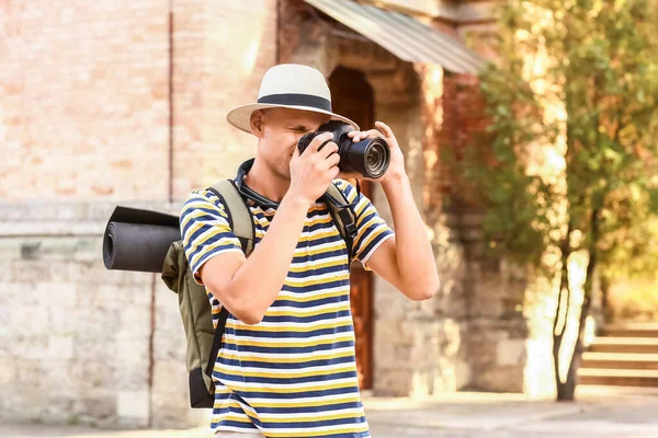 Male Tourist Taking Photo City Street — Stock Photo, Image