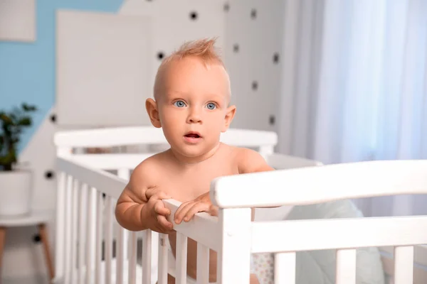 Evdeki Yatakta Tatlı Bir Bebek — Stok fotoğraf