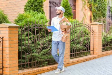 Bir buket güzel çiçekli teslimatçı.