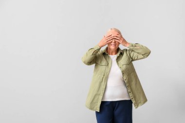 Hafif arka planda stresli olgun bir kadın