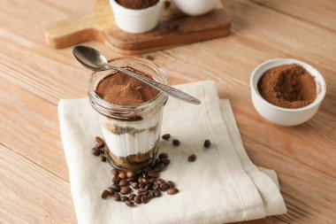 Tatlı lezzetli tiramisu masada.