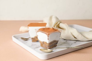 Tatlı lezzetli tiramisu masada.