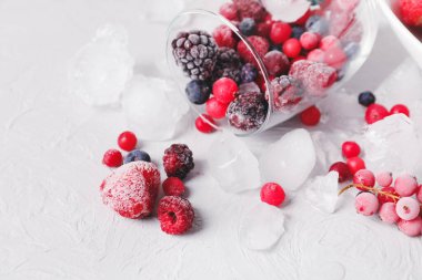 Masada donmuş dutlu ters çevrilmiş cam.
