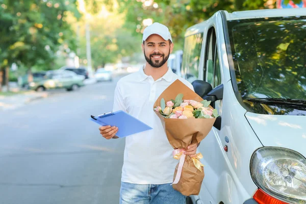 Uomo Consegna Con Mazzo Bellissimi Fiori Vicino Auto All Aperto — Foto Stock