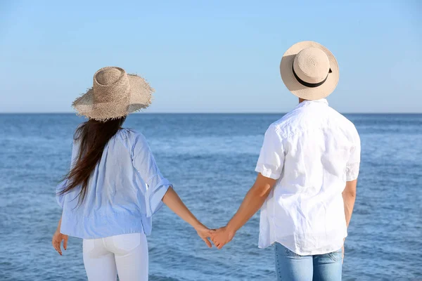 Feliz Pareja Joven Playa Del Mar — Foto de Stock