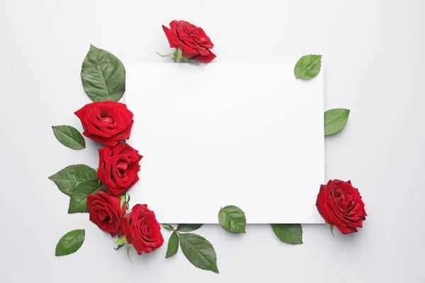 Piękne Czerwone Róże Puste Karty Białym Tle — Zdjęcie stockowe