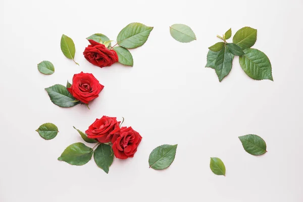 Frame Made Beautiful Red Roses Leaves Light Background — Stock Photo, Image