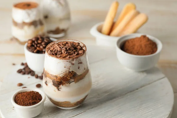 Süßes Leckeres Tiramisu Auf Dem Tisch — Stockfoto