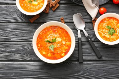 Masada bir kase lezzetli pirinç çorbası.