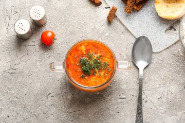 Gri arkaplanda lezzetli pirinç çorbası