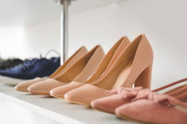 Modern mağazada şık ayakkabıları olan raflar.