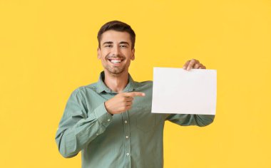 Renk arkaplanı sayfası boş genç bir adam