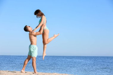 Deniz kıyısındaki mutlu genç çift