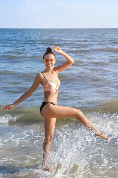 Όμορφη Νεαρή Γυναίκα Στην Παραλία Της Θάλασσας — Φωτογραφία Αρχείου