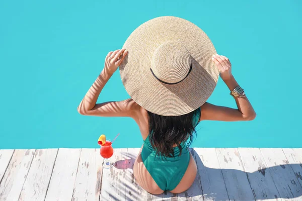 Beautiful Young Woman Cocktail Swimming Pool Tropical Resort — Stock Photo, Image