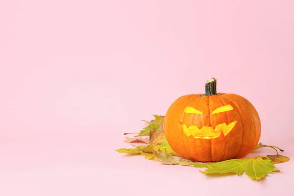 Faragott Halloween Tök Színes Háttér — Stock Fotó