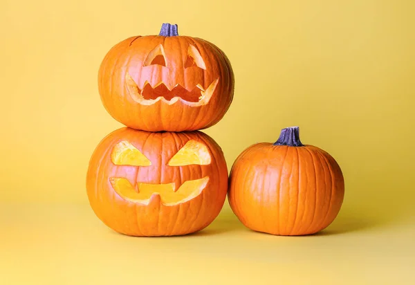 Geschnitzte Halloween Kürbisse Auf Farbigem Hintergrund — Stockfoto