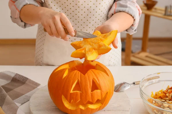 Woman Carving Pumpkin Halloween Table — Stock Photo, Image