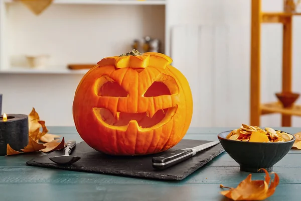 Geschnitzter Halloween Kürbis Auf Dem Tisch — Stockfoto