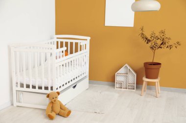 İçinde bebek yatağı olan modern çocuk odası.