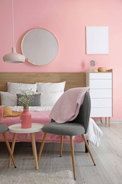 Güzel, modern bir yatak odası.