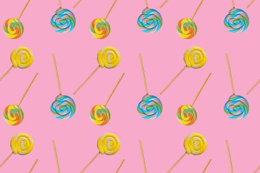 Renkli arka planda farklı lezzetli lolipoplar
