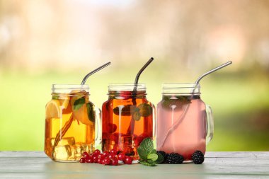 Mason kavanozları açık havada soğuk kokteyller.
