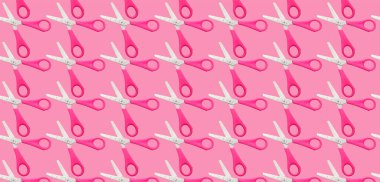 Renk arkaplanı üzerine kağıt için çok makas