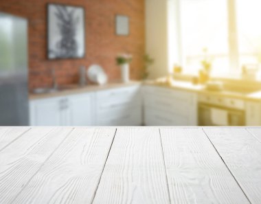 Modern mutfakta boş ahşap masa.