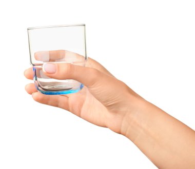 Beyaz zemin üzerinde boş bardak ile el