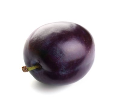 Beyaz arka planda tatlı olgun erik