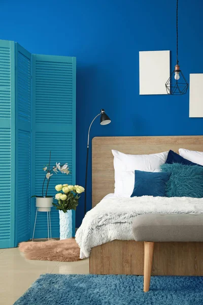 Interieur Van Moderne Slaapkamer Met Blauwe Muur — Stockfoto