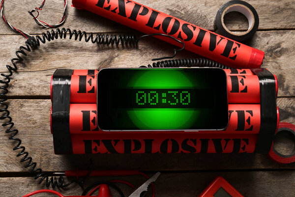 Бомба с инструментами на деревянном фоне