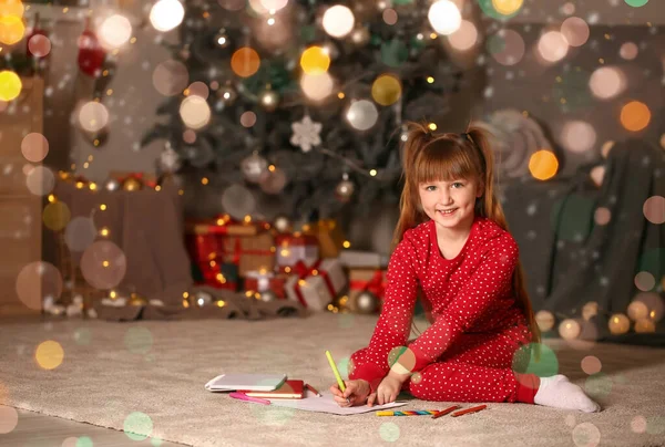 Nettes Kleines Mädchen Schreibt Heiligabend Brief Den Weihnachtsmann Hause — Stockfoto