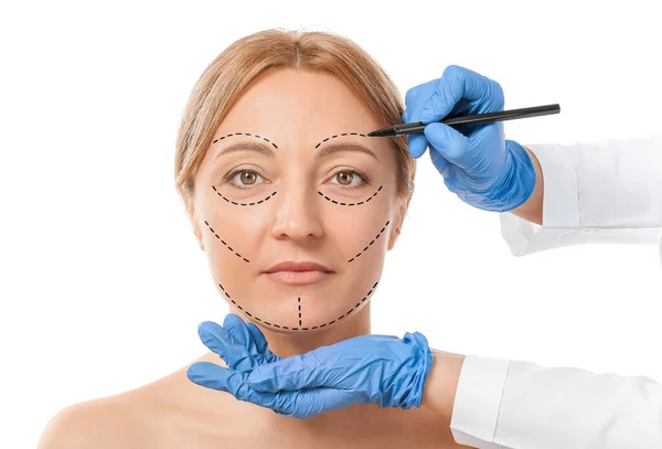 Cirujano Plástico Aplicando Marcas Cara Mujer Sobre Fondo Blanco — Foto de Stock