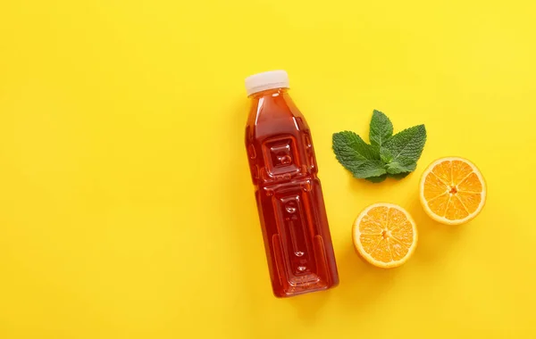 Flaska Med Färsk Och Ingredienser Färg Bakgrund — Stockfoto
