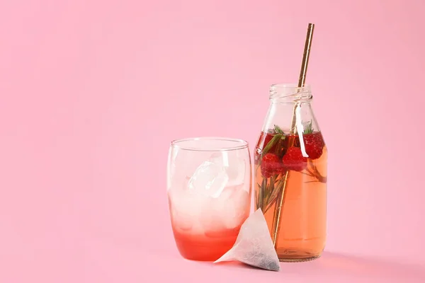 Flasche Und Glas Frischer Eistee Auf Farbigem Hintergrund — Stockfoto