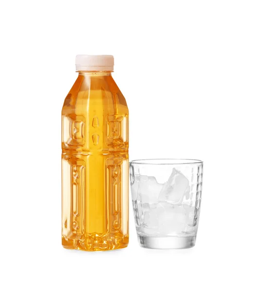 Flasche Frischer Tee Und Glas Mit Eis Auf Weißem Hintergrund — Stockfoto