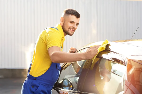 Male Worker Washing Car Outdoors — Stock Photo, Image