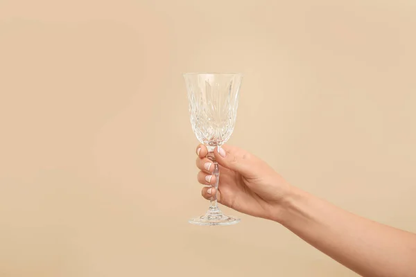 Hand Mit Leerem Glas Auf Farbigem Hintergrund — Stockfoto