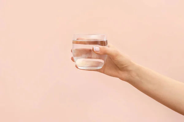 Hand Mit Glas Wasser Auf Farbigem Hintergrund — Stockfoto