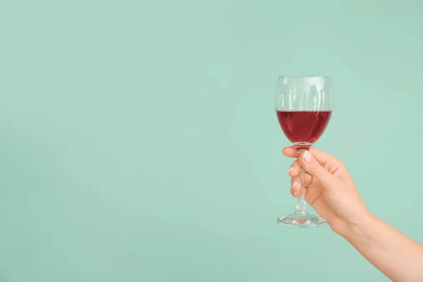 Hand Mit Glas Wein Auf Farbigem Hintergrund — Stockfoto