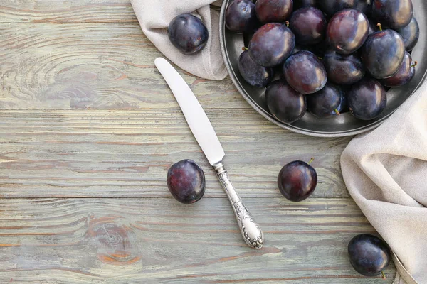 Plate Ripe Plums Knife Wooden Background — Stock Photo, Image