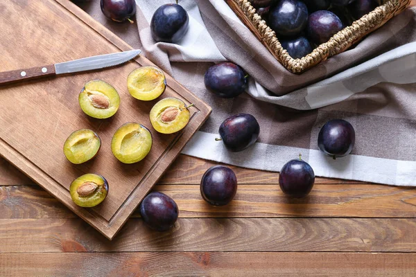 Composition Ripe Plums Wooden Background — Stock Photo, Image